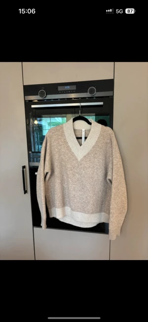 Beige v-ringad stickad tröja Lululemon - Säljer en beige stickad tröja från Lululemon i storlek S. ❤️