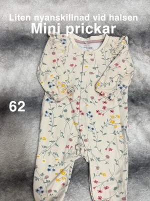 Polarn o pyret pyjamas - Liten nyanskillnad vid halsen. Mini fläckar ( som prickar) storlek 62.