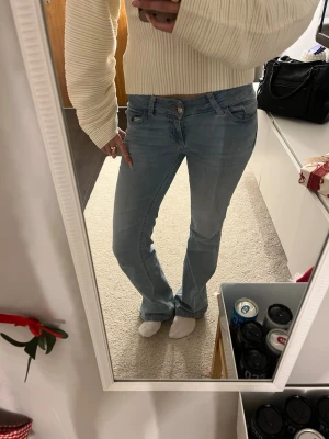 Snygga jeans  - Skit snygga jeans i mycket fint skick med en unik detalj i blått baktill som verkligen gör dem speciella. Jeansen är bootcut vilket funkar perfekt både till vardag och fest. Materialet är behagligt men bekvämt och de sitter riktigt snyggt på. Storlek 36 och sparsamt använda utan synligt slitage. Ett perfekt val för dig som vill ha unika jeans!!🥰🥰