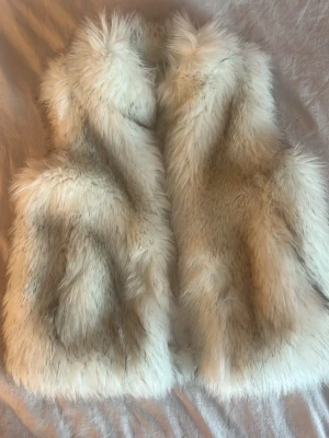 Pälsväst  - Snygg pälsväst (fuskpäls) i strl ”152/158” , stor i storleken så passar XS-S!💕 Hör av er vid frågor:) Postar inom en dag!
