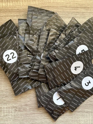 ESSNCE lilla adventskalendern 2025 - Samtliga prover från ESSNCE lilla adventskalender, endast försiktigt testade (i princip fulla)! Det som INTE ingår från kalendern är presentkortet och necessären. Alla dofter är dock med och jag lägger i fyra extra dofttesters från samma märke! Lotion-testern är obruten. 