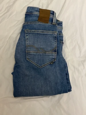 Jack & Jones jeans - Säljer mina knappt använda jeans med feta slitningar och inga defekter. Ny pris runt 600-700 w28 L32