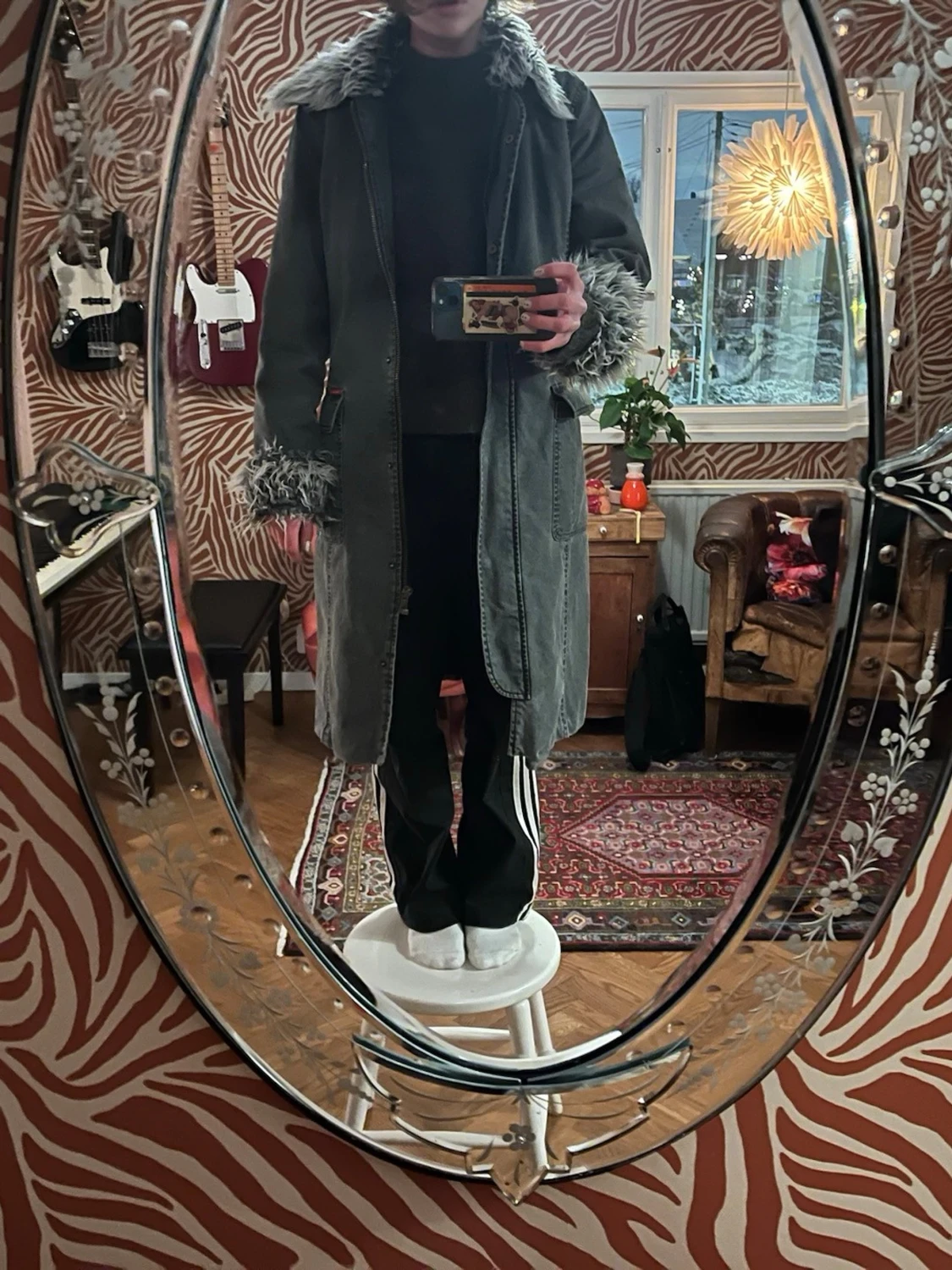 Grå lång jeansjacka med pälsdetaljer - 1