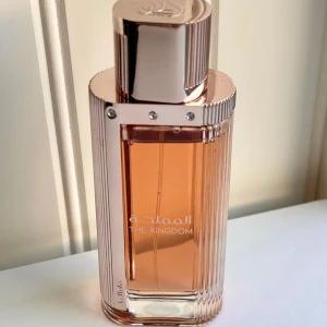 Lattafa The Kingdom For Her 100 ml - Lattafa The Kingdom For Her, 100 ml. Knappt använd, vilket syns på bild c. 90ml kvar. Kommer i originalförpackningen. Givetvis förvarad mörkt och svalt.