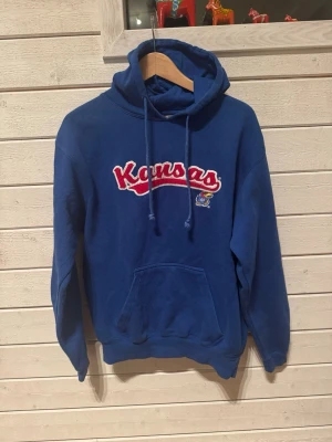 Blå college hoodie - Blå college hoodie. Storlek M