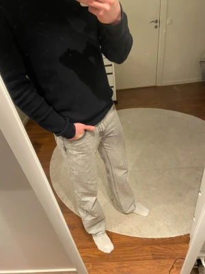 Woodbird Jeans W30 L34 - Woodbird jeans W30 L34 i mycket bra skick. Stor benöppning vilket gör att de faller mycket fint över skor. Nypris: 1099kr. Skickas inom en till två dagar. Kontakta mig om du har frågor!