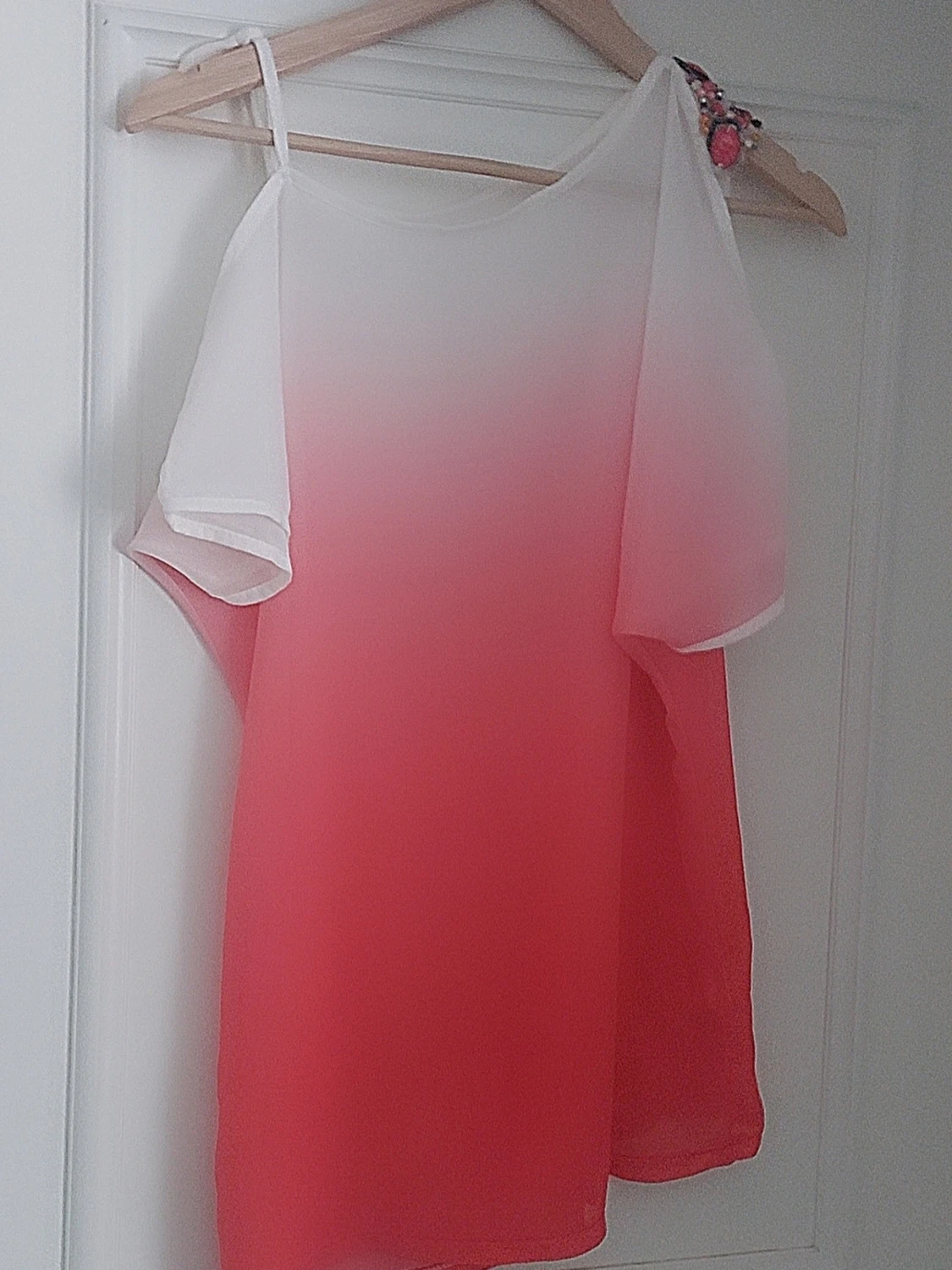 Vit och rosa off sholders blus med pärldetalj - 4