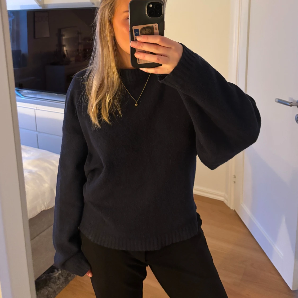 Mörkblå stickad tröja - 1