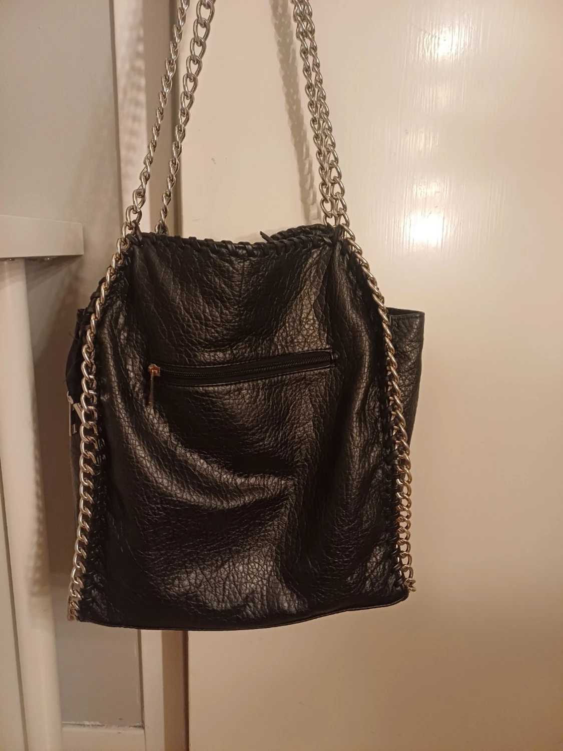 Svart axelväska med kedja från Tiamo - 1