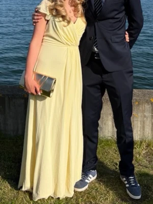 Ljusgul balklänning - Säljer min fina balklänning från förra året! Skriv gärna om ni har några frågor eller vill ha fler bilder!