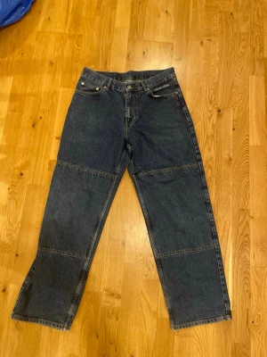 Sweet Sktbs mörkblå jeans – klassisk streetwear - Mörkblå jeans från Sweet Sktbs i stilren och tidlös modell. Passar perfekt både till vardag och mer clean streetwear-look.  ✔ Original Sweet Sktbs ✔ Bra skick ✔ Klassisk denim ✔ Perfekt basplagg