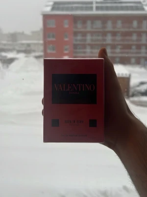 Valentino Donna Born In Roma intense 100ml - Valentino Donna Born In Roma intense Eau de Parfum Intense, 100 ml. Helt ny oöppnad