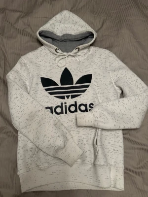 Hoodie - Adidas hoodie i bra skick, ej äkta, normal i storleken, unisex