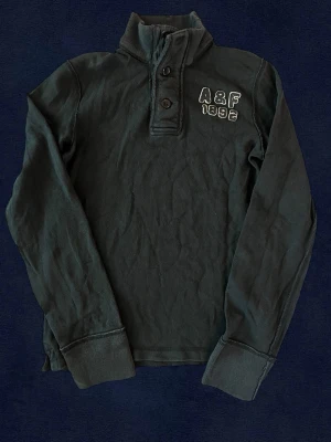 Abercrombie Fitch Tröja - Säljer nu denna sjukt snygga tröjan från Abercrombie & Fitch. Bra skick, storlek S. Lite urtvättad. Skriv vid frågor