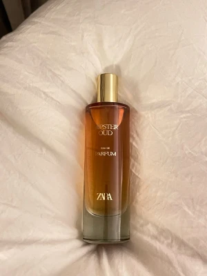 Zara Parfym Hipster Oud - Säljer denna parfym, se bild på hur mycket som finns kvar. Skickar samma dag eller dagen därpå 🩷✨