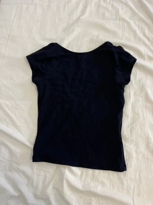 Kort ärmad marinblå topp från Gina tricot (Young) strl: 134-140 - Kortärmad marinblå topp från Gina tricot. 