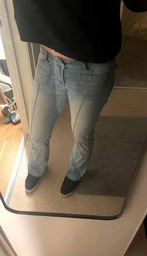 Bootcut ljusblå jeans - Jättefina bootcut-jeans i ljusblå från Madlady! Änvända väldigt lite eftersom de tyvärr är lite korta på mig. Storleken är   EU 34 regular length. Bra skick, inga skador. Priset kan diskuteras. Sitter jättefint!!🤍
