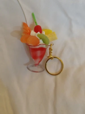 Nyckelring  - Nyckelring sundae glass. Härlig och somrig 