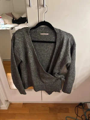 Grå kofta med knytning  - Grå kofta med knytning från Anna Field