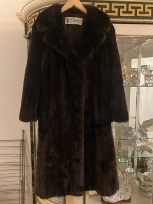 Mörkbrun pälsjacka från SAGA - Säljer pälsjacka från Saga Mink i mörkbrun ton. Pälsen är mjuk och varm, perfekt för kalla dagar. Snygg och tidlös design. För fler frågor eller bilder, vänligen kontakta mig :) en storlek passar alla!