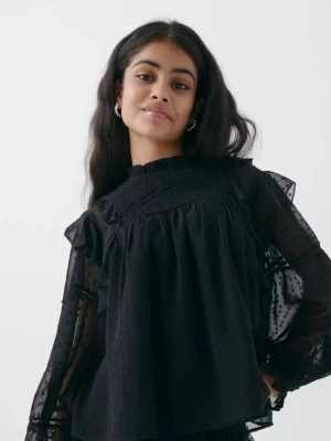 Svart blus från Gina Young - Säljer denna jättesöta blusen från Gina Tricot (Young) som är helt oanvänd och har fortfande kvar lappen på. Stl 170, men är ganska stor i storleken. Orginalpris 279kr