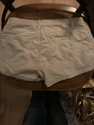 Vita shorts från Sisters Point - Snygga ljus gröna shorts från Sisters Point i klassisk femficksmodell. De har bälteshällor, knapp och dragkedja framtill samt raka ben och bakfickor. Perfekta till sommaren och lätta att matcha med allt.