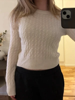 Vit stickad tröja - Vit kabelstickad tröja med slim passform💕