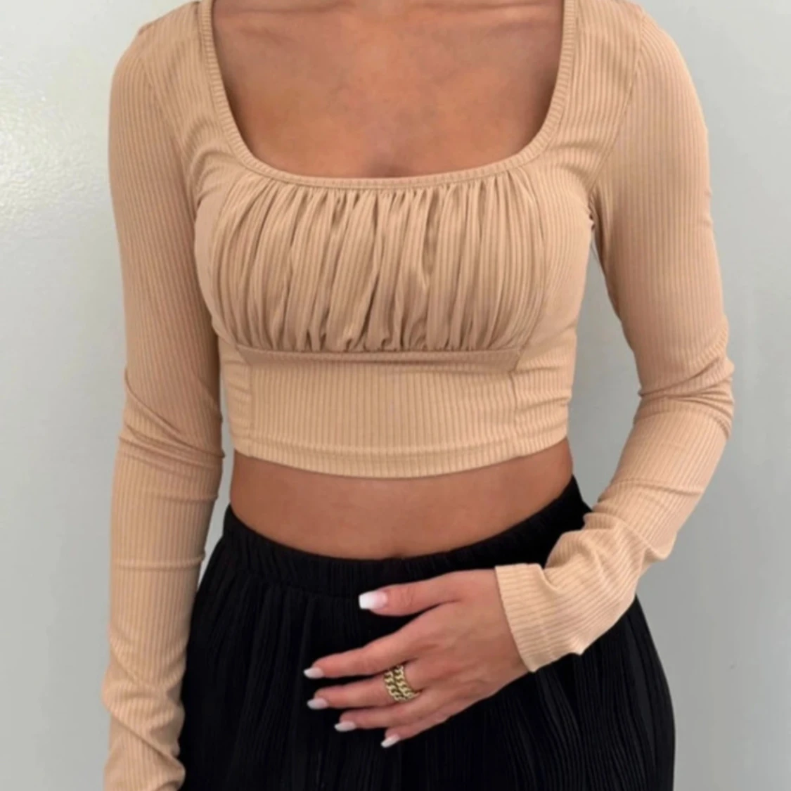 Beige croppad ribbad topp i XS-XXS