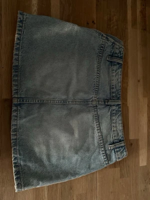 Ljusblå jeanskjol  - Säljer en ljusblå jeanskjol med klassisk femficksdesign som kan bäras åt båda hållen. Modellen är egentligen gjord för att fickorna ska vara framtill, men den funkar lika bra att vända. Tyvärr är lappen klippt, men den är från Zara och i storlek 34. Perfekt till sommaren☀️💖Använd endast fåtal gånger! 