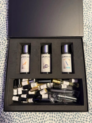 One Bold Chemist Julkalender  - Upptäck ett exklusivt parfymset från One Bold Chemist med tre större flaskor (Altman 22.0, Leblanc 24.0, Alimarin 15.0) och flera mindre doftprover. Perfekt för dig som vill testa olika unika dofter och hitta din favorit. Parfymerna är endast testade någon enstaka gång! Värde cirka 2000kr 