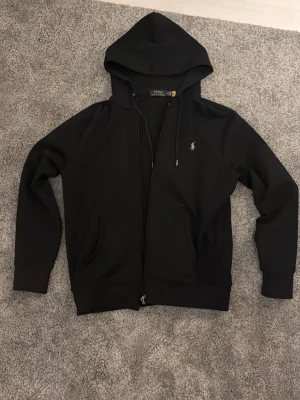 Polo Ralph Lauren hoodie - I väldigt bra skick, storlek M men är lite liten för sin storlek. Inte använd.
