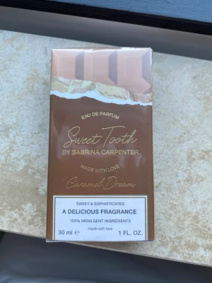 Sweet Tooth Caramel Dream parfym - Helt oöppnad parfym från Sabrina Carpenter. En riktigt söt och god doft för dig som vill lukta som ett bakverk! 