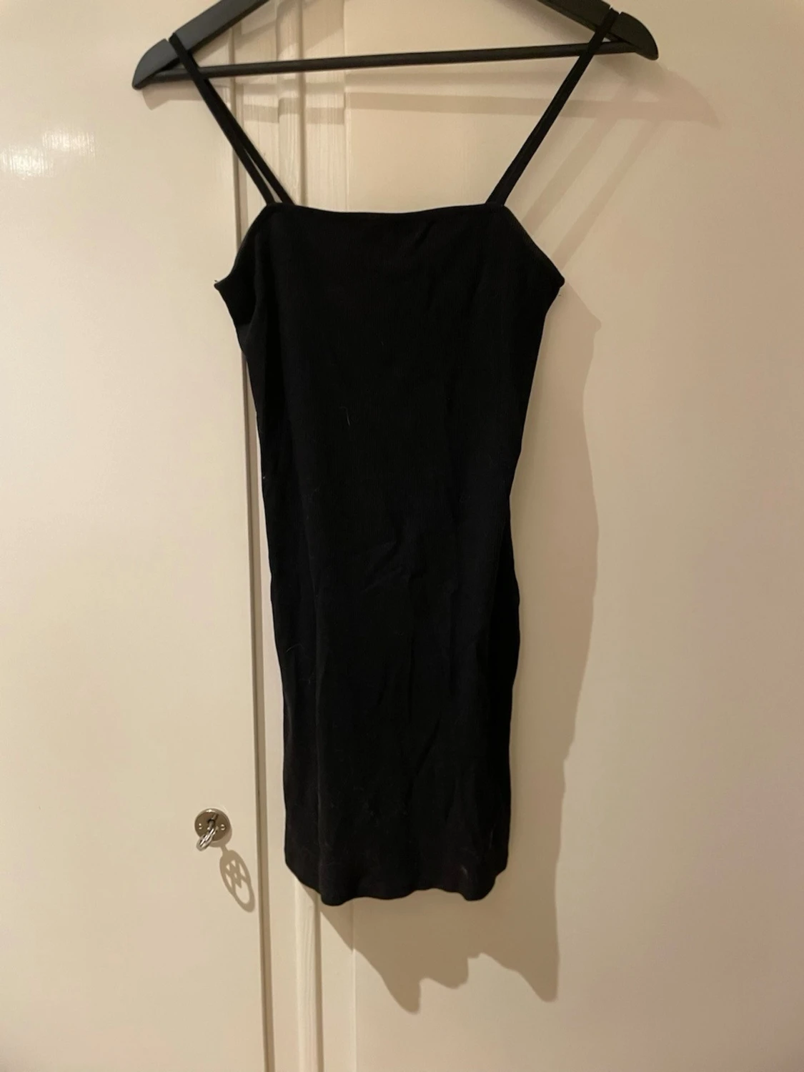 Svart tight kortklänning med smala axelband