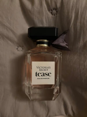 Victoria's Secret Tease parfym - Eau de Parfum från Victoria's Secret. Flaskan är 100 ml och knappt använd som ni kan se på andra bilden. Köpt i Spanien o nypris är 990 kr