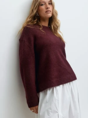 Vinröd stickad tröja  - Höstens drömtröja! Vinröd, stickad och oversized med mjukt, värmande material. Stilren design med ribbade muddar och rund hals som gör den enkel att styla. Riktigt snygg och bara använd ett par gånger, så i superfint skick!