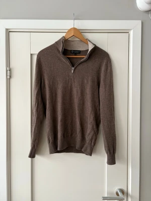 Mörkbrun stickad ulltröja - Snygg och skön stickad ull halfzip tröja från det italienska kyxmärket lagency. Nypris 2699kr. Fint skick.