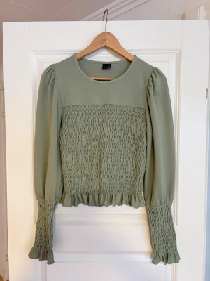 Tröja L från Ginatricot oanvänd  - Storlek L/M pris 199kr nyskick 