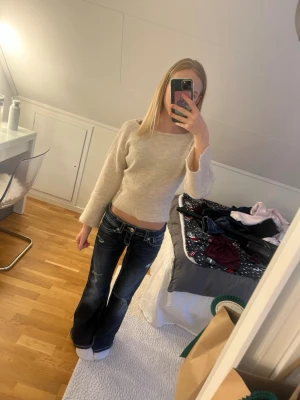 💕Mörkblå bootcut jeans med vita sömmar från Gina Tricot💕 - Säljer ett par mörkblå bootcut jeans med tydliga vita kontrastsömmar och snygga detaljer på bakfickorna. Byxorna är använda 2 gånger och är som nya!🙌🏻Jeansen är low waist i storlek 158 och har några snygga hål på byxorna man ser på bilderna (byxorna är inte sönder utan de är köpta så från butik)💖