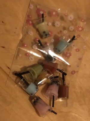 Färgglada boba tea berlocker  - Säljer ett sett med 10 st berlocker forrmade som boba tea glas i olika färger. Varje berlock har sugrör och svarta kulor som boba. Perfekt för dig som vill tillverka dina egna unika accessoarer!❤️