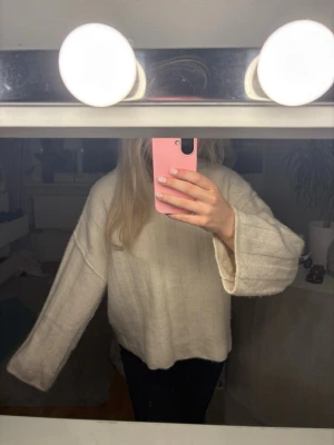 stickad tröja från Gina Tricot - Mysig ljus stickad tröja från Gina Tricot i oversized modell. Tröjan har långa och vida ärmar 