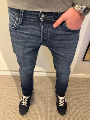 Jack & Jones Slim Glenn jeans blå - Tja! Säljer dessa riktigt snygga jeans ifrån Jack & Jones | W29 L32 | Jag på bilden är 182! | Hör av er vid minsta lilla fundering🙌