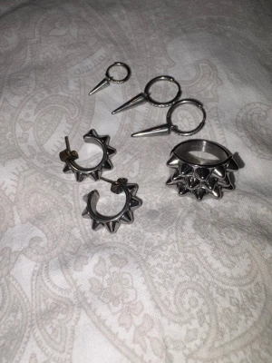  Smycken från Edblad  -  Smycken från Edblad säljer ALLA TILLSAMMANS för 500kr ringen är aldrig använd, men redanr det hör av dig om du har någon fråga 