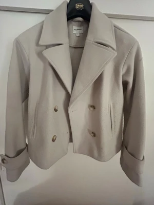 Kappa - Säljer den här kappan för att jag inte använder den längre den är i storlek S passar för M också den är ifrån Kappahl priset kan diskuteras!💞