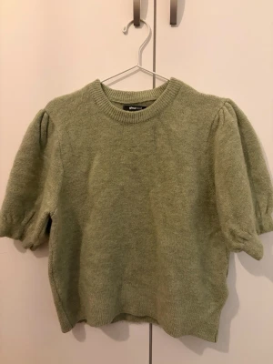 Gina Tricot  - Kortärmad stickad tröja men puffigare trekvartsarmar. 