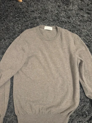 Filippo de Laurentiis ull/kashmir tröja - En riktigt snygg tröja i ull och kashmir från Filippo de Laurentiis. Storlek 48 vilket motsvarar stor S/ liten M. Riktigt bra skick på tröjan, inga defekter och inte nopprig alls. Hör av er vid frågor! 😄