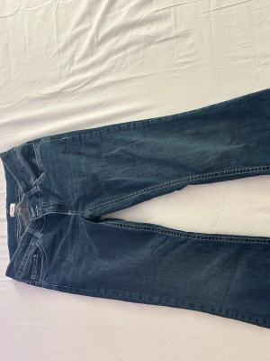 Blå bootcut jeans från Nelly - Blå utsvängda boodcut jeans från Nelly. Bra kvalité, aldrig använt utanför huset utan bara gången efter jag köpte de och såg om de passade. Jag säljer dessa för de var för stora för mig. Storlek 38. Original priset är 699kr.