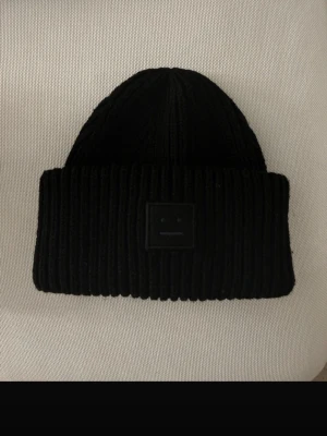 Svart acne mössa - Svart mössa från acne studios, stl 56 cm. Mycket bra skick