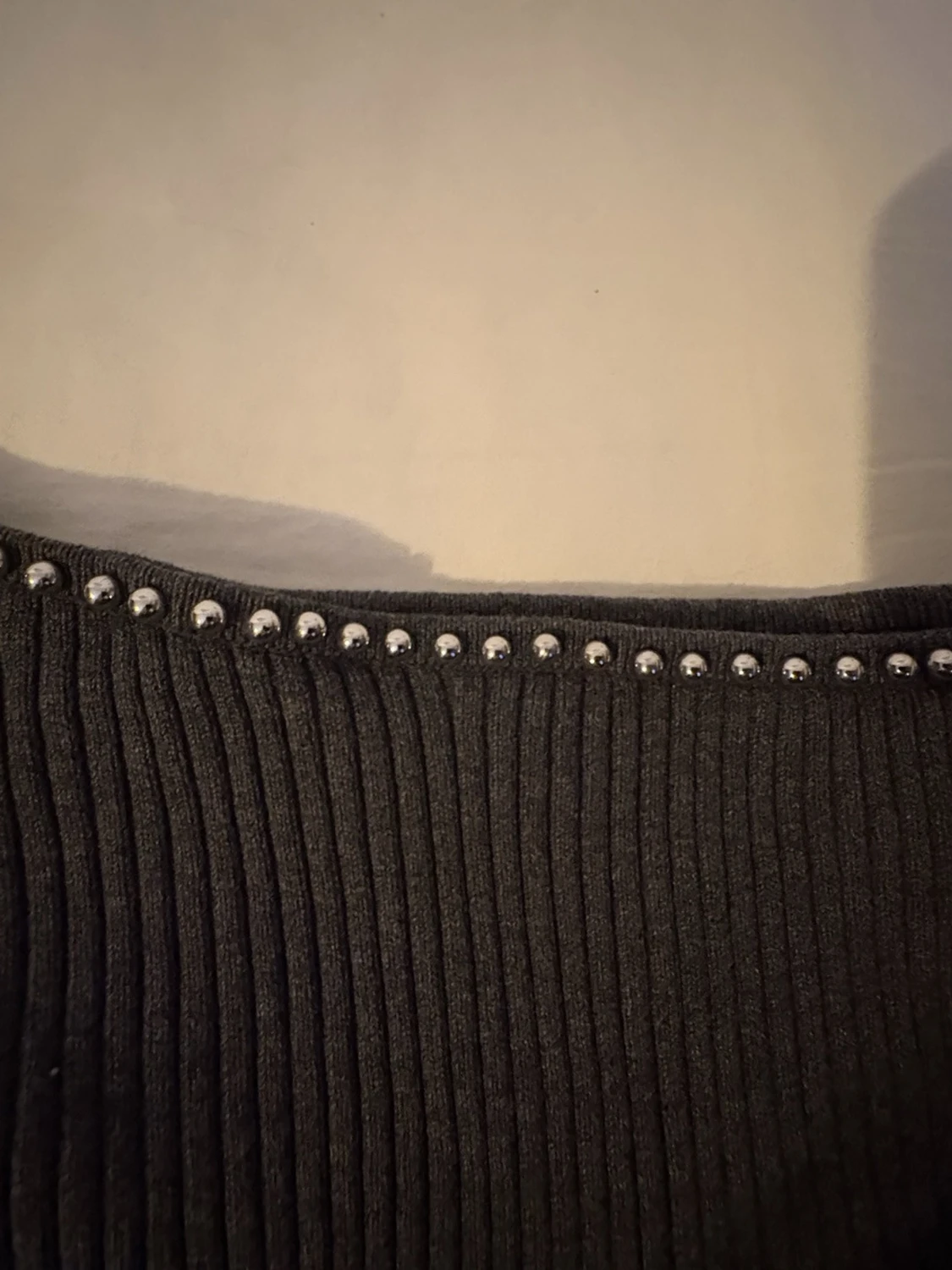 Mörkgrå ribbad offshoulder topp H&M - 1