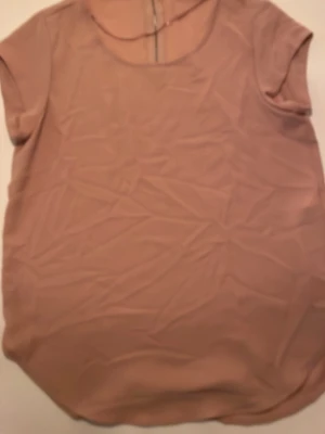 Rosa enkel topp/blus i tunnt material  - Klassisk look med denna tunna blus.