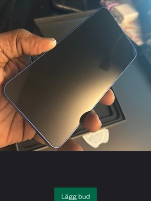 Samsung Galaxy S25 - Snygg Samsung Galaxy S25i blått, med trippelkamera och modern design. Telefonen ser ut att vara i mycket gott skick utan synliga repor eller skador. Perfekt för dig som vill ha en kraftfull och stilren Android-telefon.